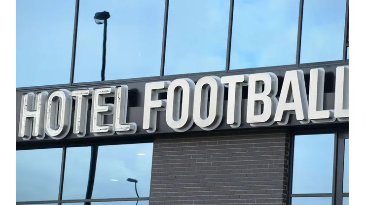El lujoso penthouse del Hotel Football de los ex Manchester United Gary Neville y Ryan Giggs se arrienda por 1 millón 700 mil pesos por noche y 24.000.000 millones al mes