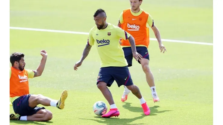 Arturo Vidal bromea con la pasada de largo de Luis Suárez en Instagram