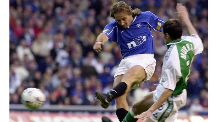 Sebastián Rozental enfrentando al Hibernian con la camiseta del Glasgow Rangers