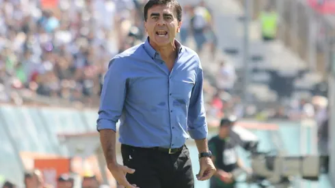 Gustavo Quinteros en el Monumental dirigiendo a Universidad Católica.