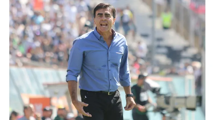 Gustavo Quinteros en el Monumental dirigiendo a Universidad Católica.