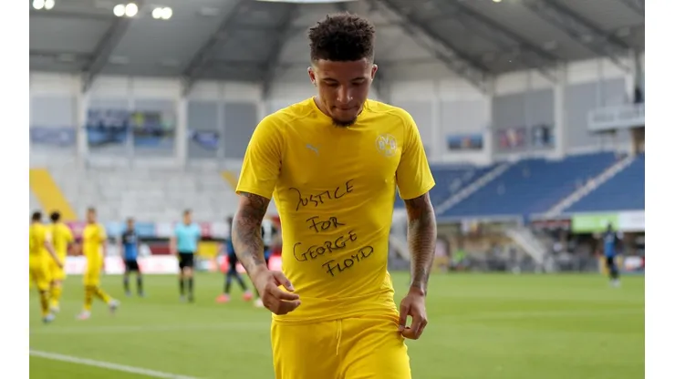 Jadon Sancho festejando con la polera en homenaje a George Floyd