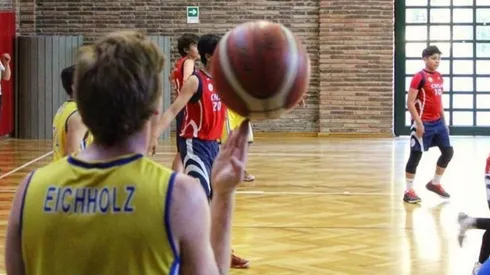 Santiago Eichholz está en el último año del Colegio Carampangue de Talagante, y producto de la emergencia sus competencias se paralizaron.