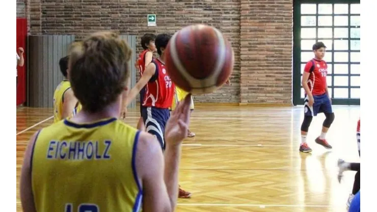 Santiago Eichholz está en el último año del Colegio Carampangue de Talagante, y producto de la emergencia sus competencias se paralizaron.