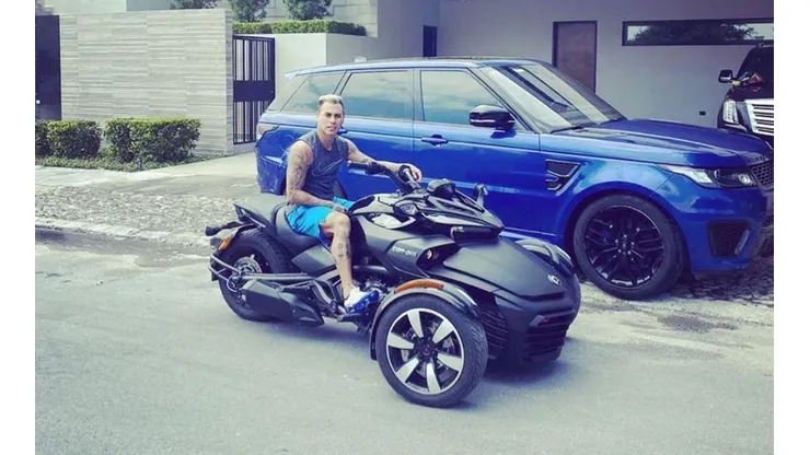 El lujoso buggy de Eduardo Vargas