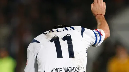 Los últimos dedos al cielo y la rodilla al pasto: el Matador en su despedida.