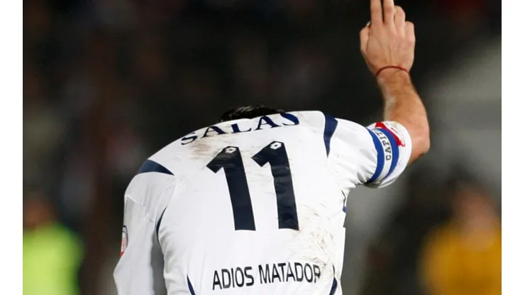 Los últimos dedos al cielo y la rodilla al pasto: el Matador en su despedida.