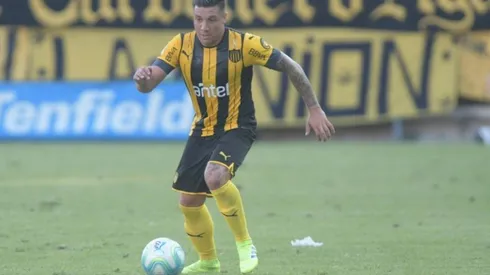Bravo juega en Peñarol de Uruguay