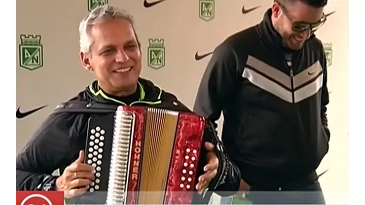 Reinaldo Rueda se toma con humor la reacción del vecindario ante su afición por el acordeón