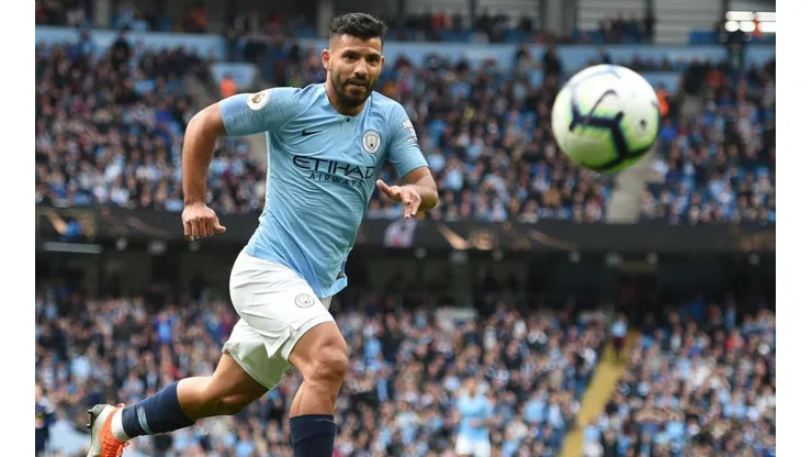 La Premier League busca introducir pausas obligatorias para beber agua y evitar la deshidratación de los jugadores debido a las altas temperaturas