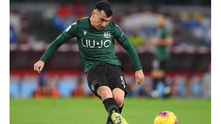 Gary Medel tiene dos años más de contrato en Bologna y luego quiere volver a Boca Juniors.