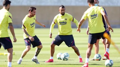 Arturo Vidal y el Barcelona realizaron su primera práctica con todo el plantel tras dos meses