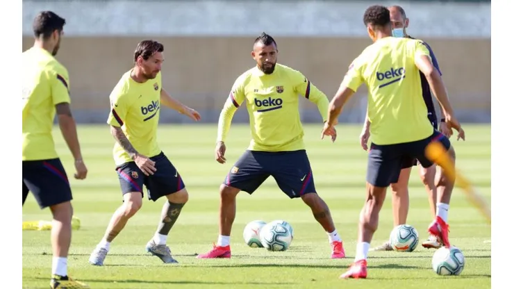 Arturo Vidal y el Barcelona realizaron su primera práctica con todo el plantel tras dos meses