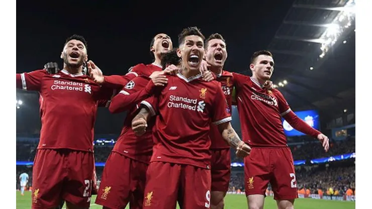 Plantel del Liverpool le rinde homenaje a George Floyd.