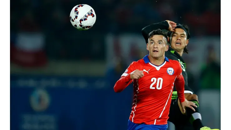 Charles Aránguiz en el áspero Chile vs. México de la Copa Chile 2015.
