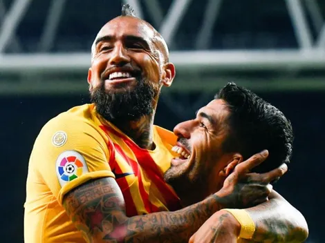 Suárez sube al columpio a Vidal con foto en la práctica del Barcelona