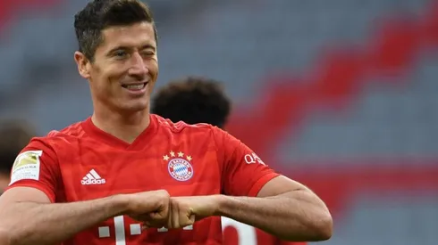 El polaco Robert Lewandowski celebrando con la camiseta del Bayern