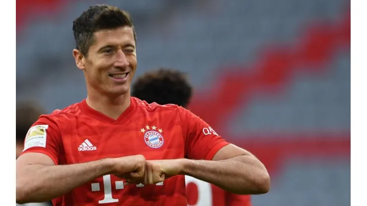 El polaco Robert Lewandowski celebrando con la camiseta del Bayern