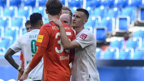 Se abraza el Werder Bremen luego de vencer al Schalke 04