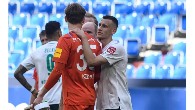 Se abraza el Werder Bremen luego de vencer al Schalke 04