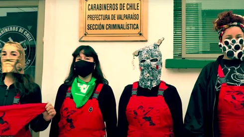 Las Tesis justo afuera de una prefectura de Carabineros, para la colaboración con Pussy Riot.