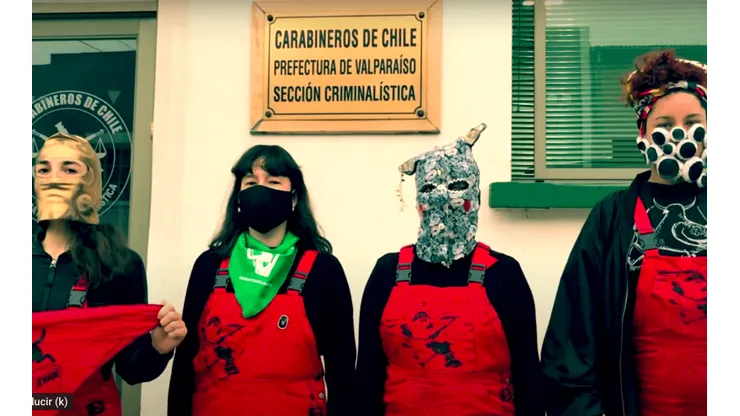 Las Tesis justo afuera de una prefectura de Carabineros, para la colaboración con Pussy Riot.
