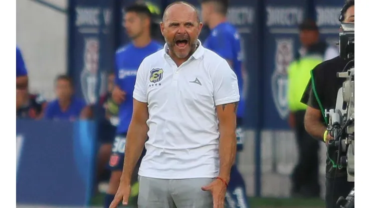 Javier Torrente en la banca de Everton de Viña del Mar