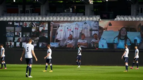 Club danés permite a sus hinchas "estar en la cancha" gracias a Zoom