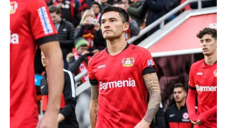 Charles Aránguiz buscará revancha de la última derrota para seguir en la parte alta de la Bundesliga.