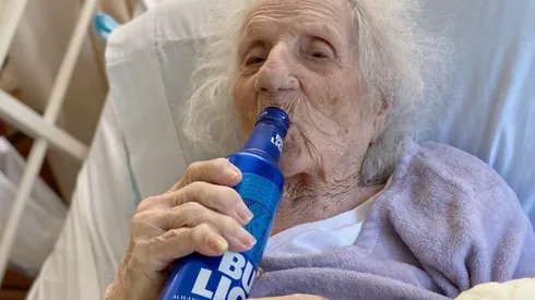Abuela de 103 años superó el coronavirus y festejó con una cerveza bien helada