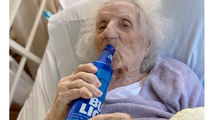 Abuela de 103 años superó el coronavirus y festejó con una cerveza bien helada