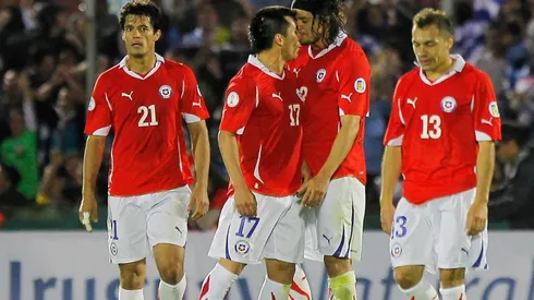 Gary Medel furioso con Waldo Ponce en el Centenario en la derrota ante Uruguay en 2011
