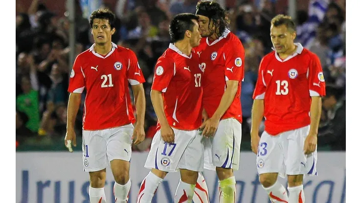 Gary Medel furioso con Waldo Ponce en el Centenario en la derrota ante Uruguay en 2011