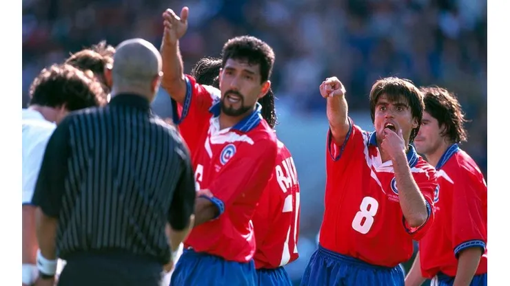 Clarence Acuña junto a Pedro Reyes ante Italia en el Mundial