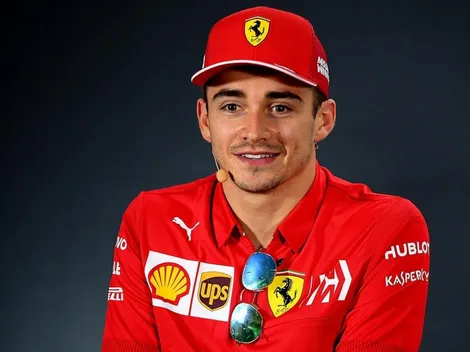 La novia de Charles Leclerc hizo dormir al piloto de Ferrari en el sofá