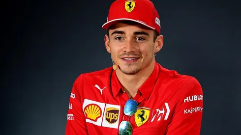 Charles Leclerc pagó caro dejar a su novia fuera de casa por culpa de Twitch y tuvo que dormir en el sofá