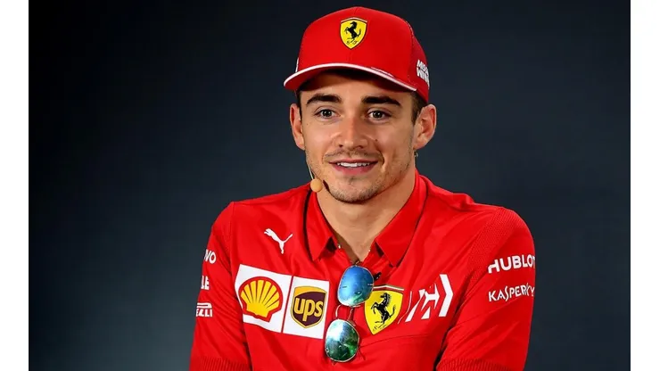 Charles Leclerc pagó caro dejar a su novia fuera de casa por culpa de Twitch y tuvo que dormir en el sofá