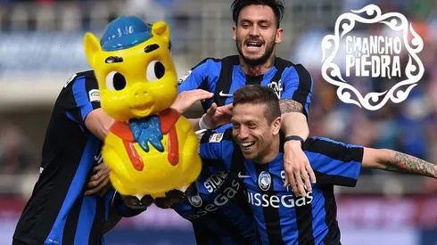 Mauricio Pinilla y el Papu Gómez se abrazan luego de un gol del Atalanta