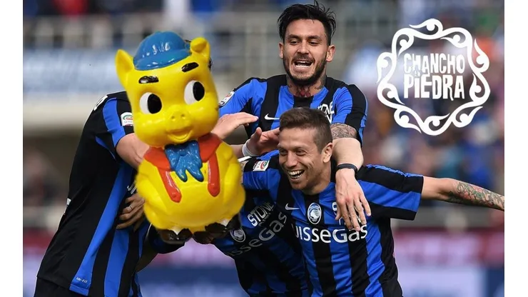 Mauricio Pinilla y el Papu Gómez se abrazan luego de un gol del Atalanta