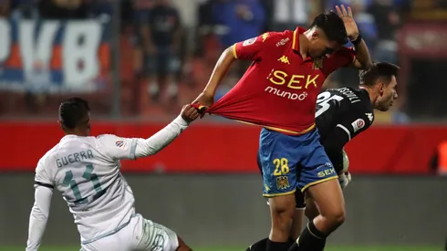 Jonathan Villagra disputa un balón con Nicolás Guerra de U de Chile.