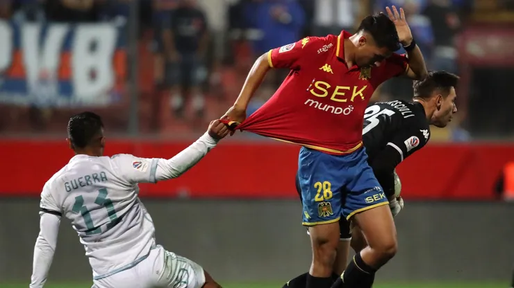 Jonathan Villagra disputa un balón con Nicolás Guerra de U de Chile.