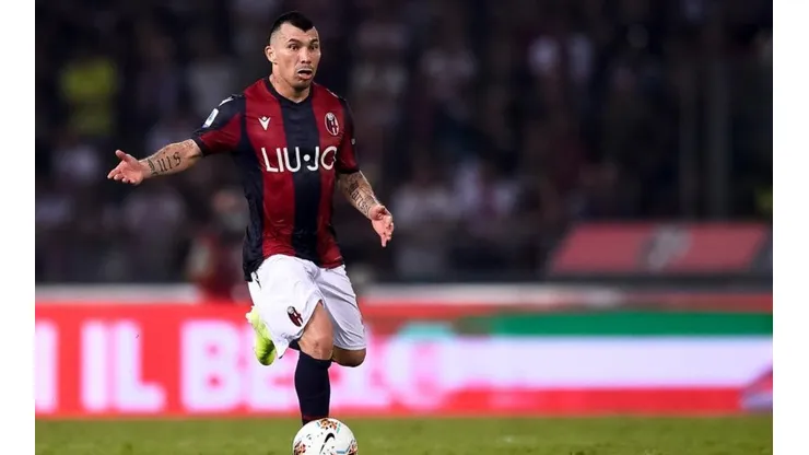El Bologna de Gary Medel informó de un posible contagio por Covid-19 al interior del plantel