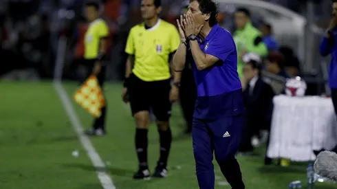 Mario Salas dirigiendo a Sporting Cristal, en su primer paso por Perú