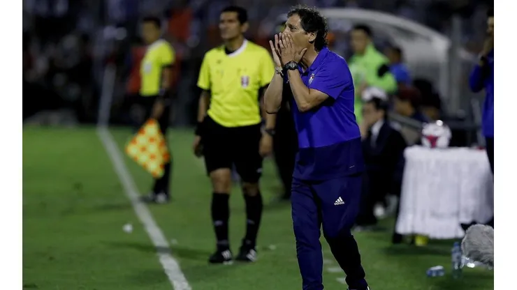 Mario Salas dirigiendo a Sporting Cristal, en su primer paso por Perú