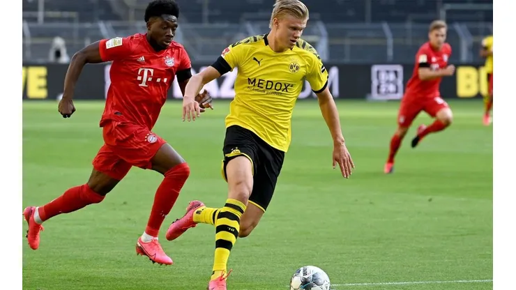 Alphonso Davies impresionó con su velocidad persiguiendo a Haaland en el clásico alemán entre Bayern Múnich y Borussia Dortmund