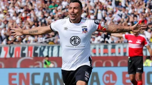 Esteban Paredes celebrando su gol histórico con la camiseta de Colo Colo
