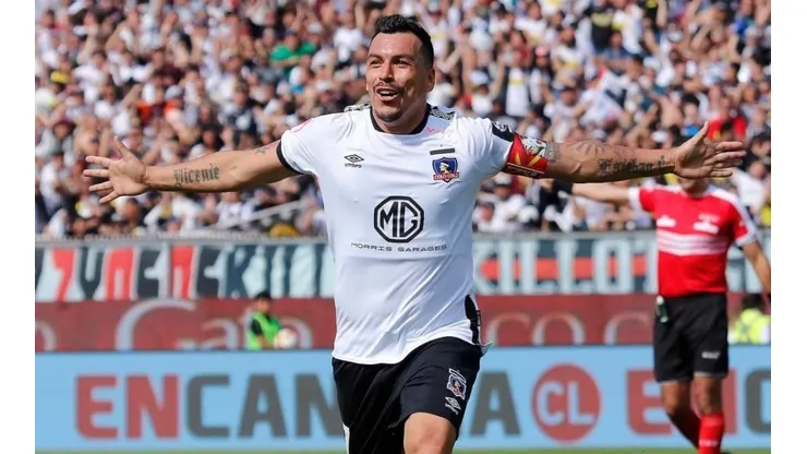 Esteban Paredes celebrando su gol histórico con la camiseta de Colo Colo