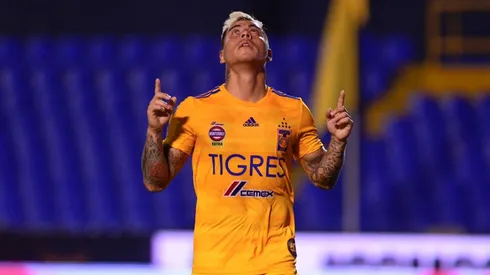 Eduardo Vargas festejando con Tigres antes de la suspensión del Torneo de México