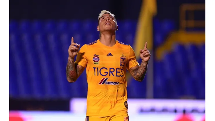 Eduardo Vargas festejando con Tigres antes de la suspensión del Torneo de México
