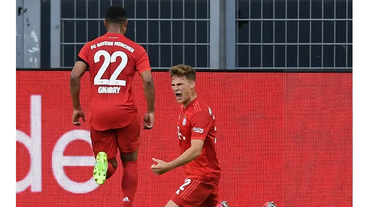 Kimmich arrodillado celebra su gol ante el Borussia Dortmund